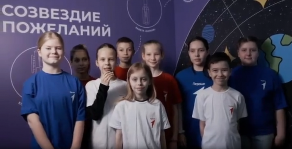 Россияне поздравили наш экипаж на орбите в День космонавтики 